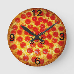 Peperonipizza tar tid på rund klocka