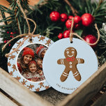 Pepparkaksgubbe Blue Polka Dot-julfoto Julgransprydnad Keramik<br><div class="desc">Fira helgdagarna med den här vackra Pepparkaksgubben Blue Polka Dot Julfoto Ceramic Ornament. Den här prydnaden har en söt pepparkaksgubbe med ett anpassade-foto på baksidan och är en perfekt för att lägga till en liten charm till träd. Anpassa den med din familj namn och favoritfoto för att skapa en keepy...</div>