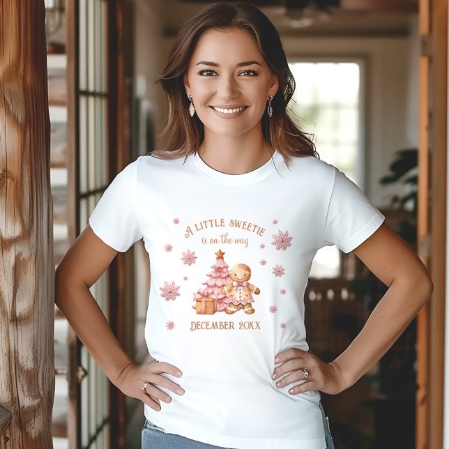 Pepparkaksgubbe Girl jul-kungörelsen Baby T Shirt (Gingerbread Man Girl Christmas Baby Announcement T-Shirt)