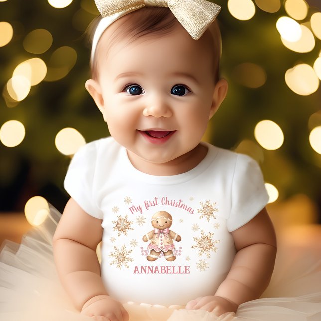 Pepparkaksgubbe Girl Rosa Beige Första jul T Shirt (Gingerbread Man Girl Pink Beige First Christmas Baby T-Shirt)