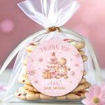 Pepparkaksgubbe Girl Rosa jul Baby Shower Runt Klistermärke<br><div class="desc">En liten älskling är på väg! Julflickornas duschklistermärken,  favoritetiketter,  med en hedervärd pepparkaksgubbe flicka,  Julgran,  gåva och snöflingor allt i rosa och beige. Anpassa texten enkelt. - Kate Eden Art</div>