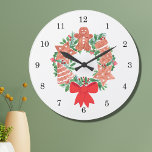 Pepparkaksgubbe jul stor klocka<br><div class="desc">Den här charmerande väggklockan är dekorerad med en vattenfärg av en julkrans som dekoreras med kakor av gips och löv från säsong. Ursprunglig vattenfärg © Michele Davies.</div>
