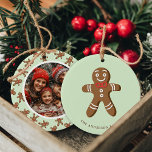 Pepparkaksgubbe Mint Polka Dot-julfoto Julgransprydnad Keramik<br><div class="desc">Fira helgdagarna med den här berömvärda Pepparkaksgubben Mint Grönt Polka Dot Jul Photo Ceramic Ornament. Den här prydnaden har en söt pepparkaksgubbe med ett anpassade-foto på baksidan och är en perfekt för att lägga till en liten charm till träd. Anpassa den med din familj namn och favoritfoto för att skapa...</div>