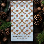 Pepparkaksgubbe Polka Dot Blue Anpassningsbar jul Kökshandduk<br><div class="desc">Hämta helgdag till ditt kök med den här anpassningsbarna blåa pepparkaksgubben polka-punktens julhandduk. Med en lekfull pepparkaksgubbe mönster på en ljusblå polkpunktsbakgrund kan den här festhandduken vara personlig med ditt namn eller speciella meddelande. En roligt och ett praktiskt sätt att lägga till lite julanda till ditt köksskåp eller till ge...</div>