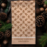 Pepparkaksgubbe Polka Dot Brown Anpassningsbar jul Kökshandduk<br><div class="desc">Hämta helgdag till köket med den här anpassningsbarna brun pepparkaksgubbe-polka-punktens julhandduk. Med en lekfull pepparkaksgubbe mönster på en brun polka punktbakgrund kan den här festhandduken vara personlig med ditt namn eller speciella meddelande. En roligt och ett praktiskt sätt att lägga till lite julanda till ditt köksskåp eller till ge som...</div>