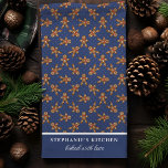 Pepparkaksgubbe Polka Dot Navy Anpassningsbar jul Kökshandduk<br><div class="desc">Hämta helgdag till ditt kök med den här anpassningsbarna pepparkaksgubbe-polka-punktens julhandduk. Med en lekfull pepparkaksgubbe mönster på en marin polkpunktsbakgrund kan den här festhandduken vara personlig med ditt namn eller speciella meddelande. En roligt och ett praktiskt sätt att lägga till lite julanda till ditt köksskåp eller till ge som en...</div>