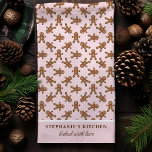 Pepparkaksgubbe Polka Dot Rosa Anpassningsbar jul Kökshandduk<br><div class="desc">Hämta helgdag till ditt kök med den här anpassningsbar rosa pepparkaksgubbe polka-punktens julhandduk. Med en lekfull pepparkaksgubbe mönster på en rosa polka-punktbakgrund kan den här festhandduken vara personlig med ditt namn eller speciella meddelande. En roligt och ett praktiskt sätt att lägga till lite julanda till ditt köksskåp eller till ge...</div>