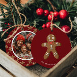 Pepparkaksgubbe Red Polka Dot-julfoto Julgransprydnad Keramik<br><div class="desc">Fira helgdagarna med den här berömvärda Pepparkaksgubben Red Polka Dot Jul Photo Ceramic Ornament. Den här prydnaden har en söt pepparkaksgubbe med ett anpassade-foto på baksidan och är en perfekt för att lägga till en liten charm till träd. Anpassa den med din familj namn och favoritfoto för att skapa en...</div>