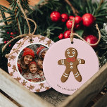 Pepparkaksgubbe Rosa Polka Dot-julfoto Julgransprydnad Keramik<br><div class="desc">Fira helgdagarna med denna förtjusande Pepparkaksgubbe Rosa Polka Dot Jul Photo Ceramic Ornament. Den här prydnaden har en söt pepparkaksgubbe med ett anpassade-foto på baksidan och är en perfekt för att lägga till en liten charm till träd. Anpassa den med din familj namn och favoritfoto för att skapa en keepy...</div>
