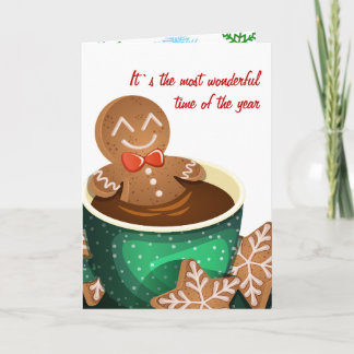 Pepparkaksgubbe som slappnar av i kopp med het cho helgkort