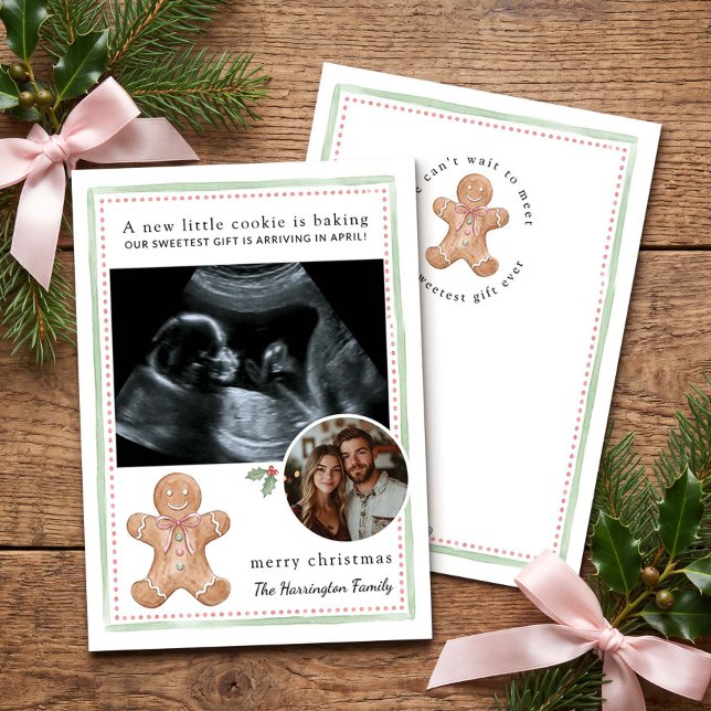 Pepparkaksjul Baby Annonskort Julkort (Gingerbread Cookie Holiday Pregnancy Announcement Christmas Card by Darling & May)