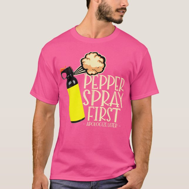 Pepper Spray First Apologize Later Funny True Crim T Shirt (Framsida)