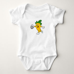 Pepper Vegan som fotbollsspelare med fotboll.PNG T Shirt