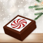 Peppermint Candy Gift Box Minnesask<br><div class="desc">Din gåva kommer att stå ut. Lagra skatter,  smycken eller ditt hemliga kasse av pepparmyntgodis i den här snyggten presentlådan. Dekorerad med en modern röd och vit snurrande design för en julklapp i helgdag eller Valentines day.</div>