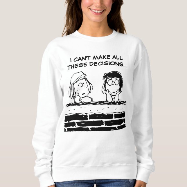 Peppermint Patty & Marcie vid muren T Shirt (Framsida)