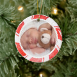 Peppermint Photo Ram | Cute Jul-Helgdag Julgransprydnad Keramik<br><div class="desc">Obehagliga peppermynningar för träd. Lägg till ditt favoritfoto i det här söta keepsaket peppermint-godiset med en faux peppermint swirl kant. Underbar för att bilder från familj eller husdjur ska dekorera träd i ett klassiskt rött och vitt godisformat stil.</div>
