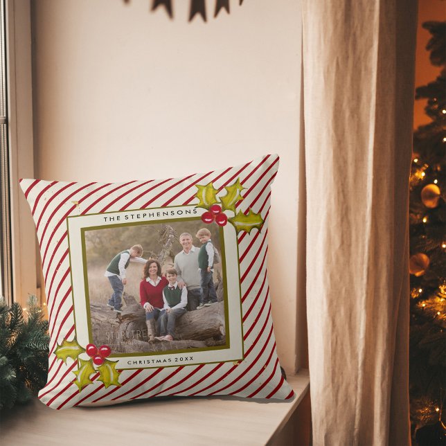 Peppermint Rand Holly Farmhouse Foto jul Kudde (Hand painted holly and berries, classic red stripe, and family photo pillow)