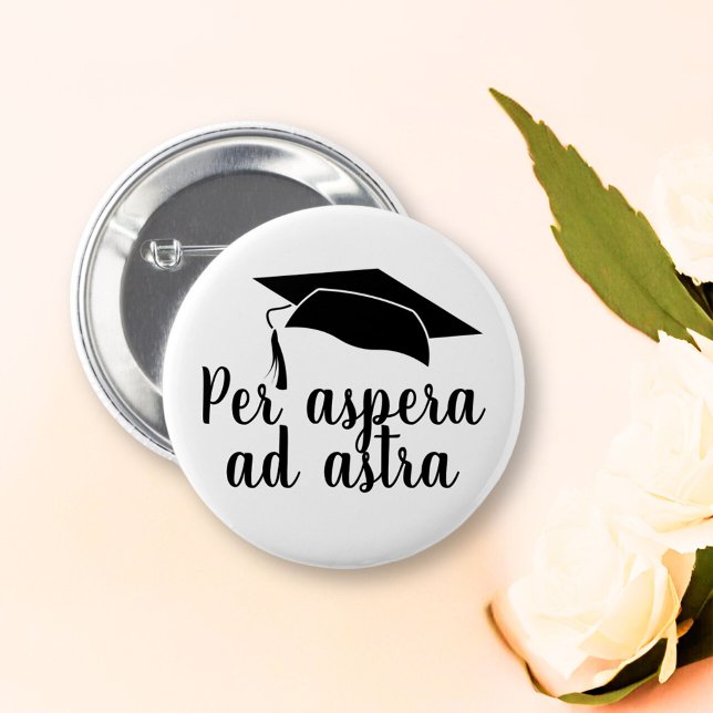 Per aspera ad astra Latin Quote Hat Studenten Knapp (Skapare uppladdad)