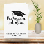 Per aspera ad astra Latin Quote Hat Studenten Kort<br><div class="desc">Per aspera ad astra Latin Quote Black Script Studenten Card. Ett populärt latinskt citattecken som betyder "Genom" till stjärnorna är underbart för ett student. Trendigets svarta skript och svarta studentmössa. Gratulerar till student i högskolan,  högskolan eller universiteten och lägg till namn.</div>