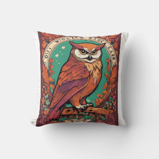 "Perched in Comfort: Uggla Pillow" Kudde