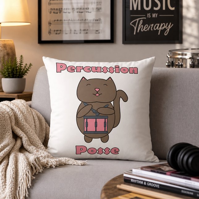 Percussion Posse - Söt Trumma Katt Kudde (A throw pillow with a cute cat playing the drums and the text percussion posse.)