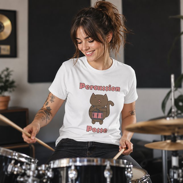 Percussion Posse - Söt Trumma Katt T Shirt (A tshirt with a brown cat playing a snare drum and the words "Percussion Posse".)