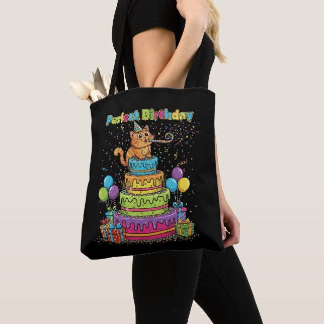 Perfect Birthday Cute Cartoon Cat on Rainbow Cake  Tygkasse (Närbild)
