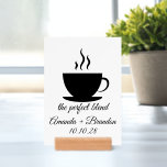 Perfekt Blend Coffee älskare Bröllop<br><div class="desc">En söt svart och vit design med en kopp kaffe och det populära kaffecitatet: "Perfekt Blend". Lägg bara till namn och bröllop. Köp det här övre tecknet för bord med bröllop tillsammans med motsvarande produkter i vår Perfekt Blend Coffee Älskare Bröllop Collection. Perfekten för ett pars möhippa, ett kaffe pub...</div>
