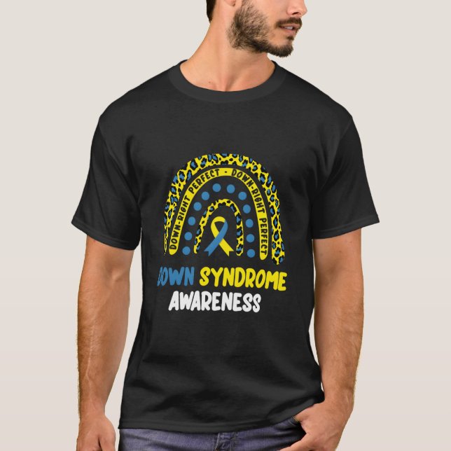 Perfekt regnbåge snett nedåt T21 Downs syndrom-med T Shirt (Framsida)
