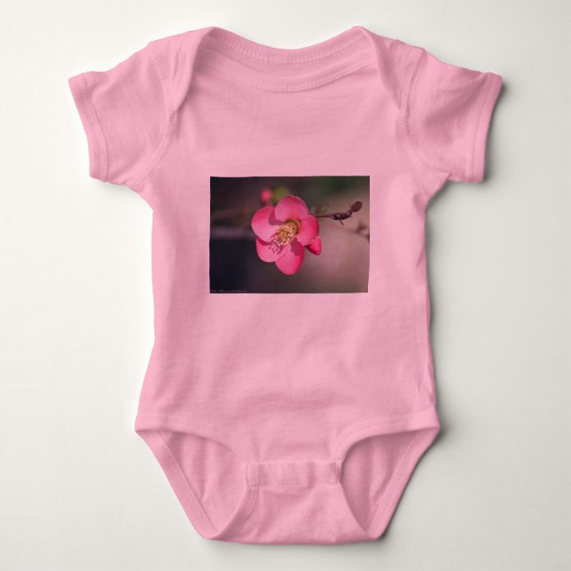 Perfekt Rosa Blommar Quince Tee Shirt (Framsida)