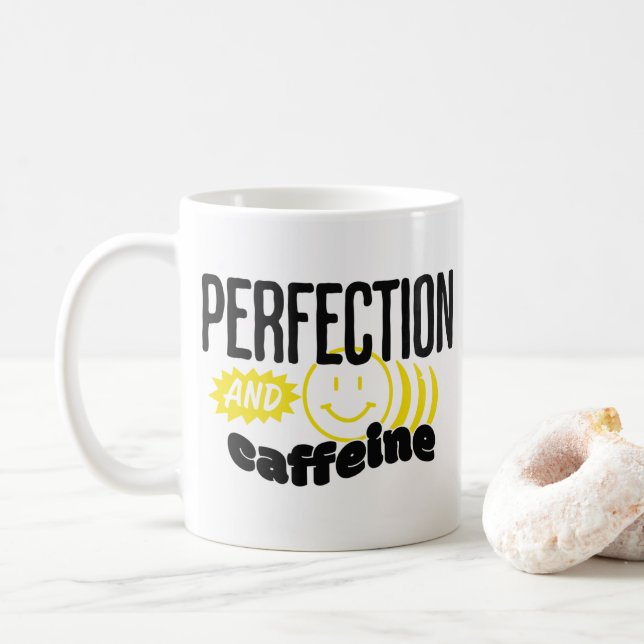 Perfektion och Caffeine Funny Sarkastic Kaffemugg (Med munk)