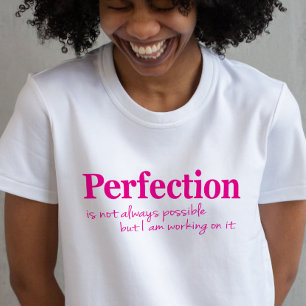 Perfektion som arbetar med slogan rosa t-shirt