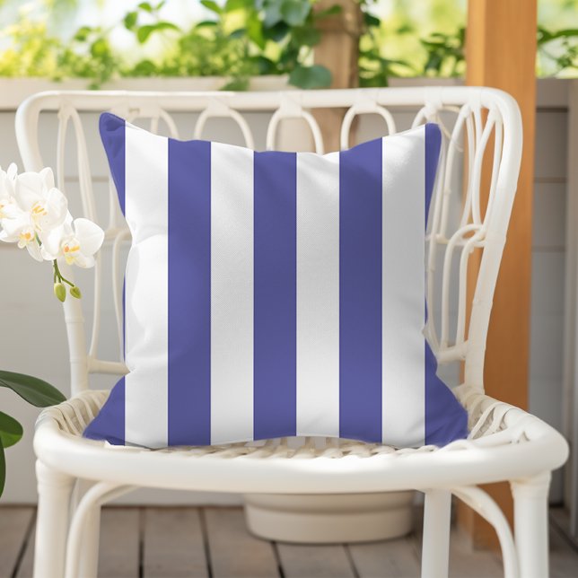 Periwinkle Blue and White Awning Rand Kudde (Skapare uppladdad)