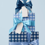 Periwinkle Blue Nordic Snowflake Mönster Presentpapper<br><div class="desc">Ett klassiskt vintermotiv från sticka-våten iselsvettare får en modern vändning med detta pixelerade snöflingande mönster i söt Fransk blått och vitt. Lägg dina helgdag i ett söt, stort årtusendeomslag pappert för att få helgdag till vänner och familj. Tittar du för en anpassningsbar färg? Med den blå "redigeringsknappen" kan du enkelt...</div>