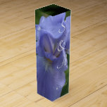Periwinkle Iris Monogrammed Wedmeds-favoriter Presentask För Vinflaska<br><div class="desc">Söt nära blomman med grönt löv kommer att se vacker ut på din bröllopsreception Vin Box för att hålla dina vin eller champagnefavörer (eller för något annat evenemang). Anpassa med Bride & Grooms första Initialer och Bröllop-datum i Namn (i ställe i min exempeltext). Se min butik för matchande bröllopsinbjudningssvit och...</div>