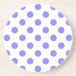 Periwinkle polka dots underlägg sandsten<br><div class="desc">Periwinkle polka dots på vit bakgrund</div>
