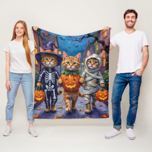 Perserkatten går runt och bugar på Halloween-kosty Fleecefilt
