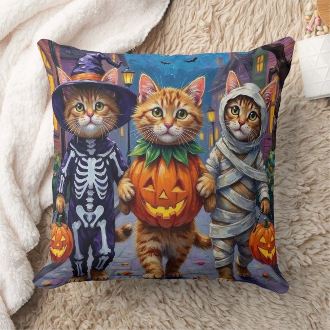 Perserkatten går runt och bugar på Halloween-kosty Kudde (Filt)