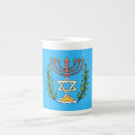 Persian Magen David Menorah Benporslin Mugg<br><div class="desc">Bilden har anpassats från en antikisk persisk judisk bricka och innehåller en menorah med en Magen David (David-stjärnan) som är inramad av oliv grenar. Den ursprungliga,  handmålade bildens defekter har bevarats.</div>