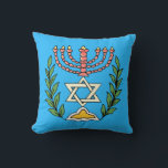 Persian Magen David Menorah Dekorativ kudde<br><div class="desc">Bilden har anpassats från en antikisk persisk judisk bricka och innehåller en menorah med en Magen David (David-stjärnan) som är inramad av oliv grenar. Den ursprungliga,  handmålade bildens defekter har bevarats. Lägg till en egen text på baksidan.</div>