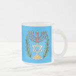 Persian Magen David Menorah Frostad Glasmugg<br><div class="desc">Bilden har anpassats från en antikisk persisk judisk bricka och innehåller en menorah med en Magen David (David-stjärnan) som är inramad av oliv grenar. Den ursprungliga,  handmålade bildens defekter har bevarats.</div>