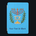 Persian Magen David Menorah iPad Mini Skydd<br><div class="desc">Bilden har anpassats från en antikisk persisk judisk bricka och innehåller en menorah med en Magen David (David-stjärnan) som är inramad av oliv grenar. Den ursprungliga,  handmålade bildens defekter har bevarats. Lägg till din egen text.</div>