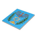 Persian Magen David Menorah Kakelplatta<br><div class="desc">Bilden har anpassats från en antikisk persisk judisk bricka och innehåller en menorah med en Magen David (David-stjärnan) som är inramad av oliv grenar. Den ursprungliga,  handmålade bildens defekter har bevarats.</div>