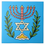Persian Magen David Menorah Kakelplatta<br><div class="desc">Bilden har anpassats från en antikisk persisk judisk bricka och innehåller en menorah med en Magen David (David-stjärnan) som är inramad av oliv grenar. Den ursprungliga,  handmålade bildens defekter har bevarats.</div>