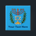 Persian Magen David Menorah Knapp<br><div class="desc">Bilden har anpassats från en antikisk persisk judisk bricka och innehåller en menorah med en Magen David (David-stjärnan) som är inramad av oliv grenar. Den ursprungliga,  handmålade bildens defekter har bevarats.</div>