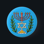 Persian Magen David Menorah Knapp<br><div class="desc">Bilden har anpassats från en antikisk persisk judisk bricka och innehåller en menorah med en Magen David (David-stjärnan) som är inramad av oliv grenar. Den ursprungliga,  handmålade bildens defekter har bevarats.</div>