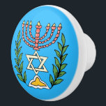 Persian Magen David Menorah Knopp<br><div class="desc">Bilden har anpassats från en antikisk persisk judisk bricka och innehåller en menorah med en Magen David (David-stjärnan) som är inramad av oliv grenar. Den ursprungliga,  handmålade bildens defekter har bevarats.</div>