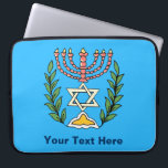 Persian Magen David Menorah Laptop Fodral<br><div class="desc">Bilden har anpassats från en antikisk persisk judisk bricka och innehåller en menorah med en Magen David (David-stjärnan) som är inramad av oliv grenar. Den ursprungliga,  handmålade bildens defekter har bevarats.</div>