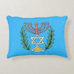 Persian Magen David Menorah Prydnadskudde<br><div class="desc">Bilden har anpassats från en antikisk persisk judisk bricka och innehåller en menorah med en Magen David (David-stjärnan) som är inramad av oliv grenar. Den ursprungliga,  handmålade bildens defekter har bevarats. Lägg till en egen text på baksidan.</div>
