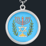 Persian Magen David Menorah Silverpläterat Halsband<br><div class="desc">Bilden har anpassats från en antikisk persisk judisk bricka och innehåller en menorah med en Magen David (David-stjärnan) som är inramad av oliv grenar. Den ursprungliga,  handmålade bildens defekter har bevarats.</div>